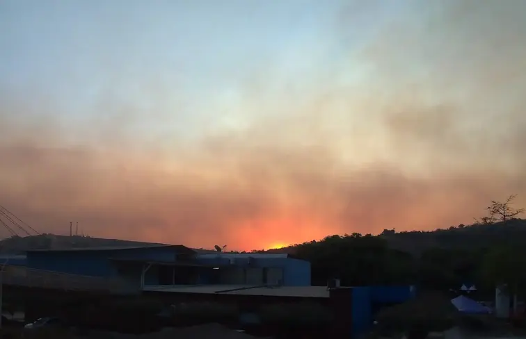 Ar poluído ao por do sol.